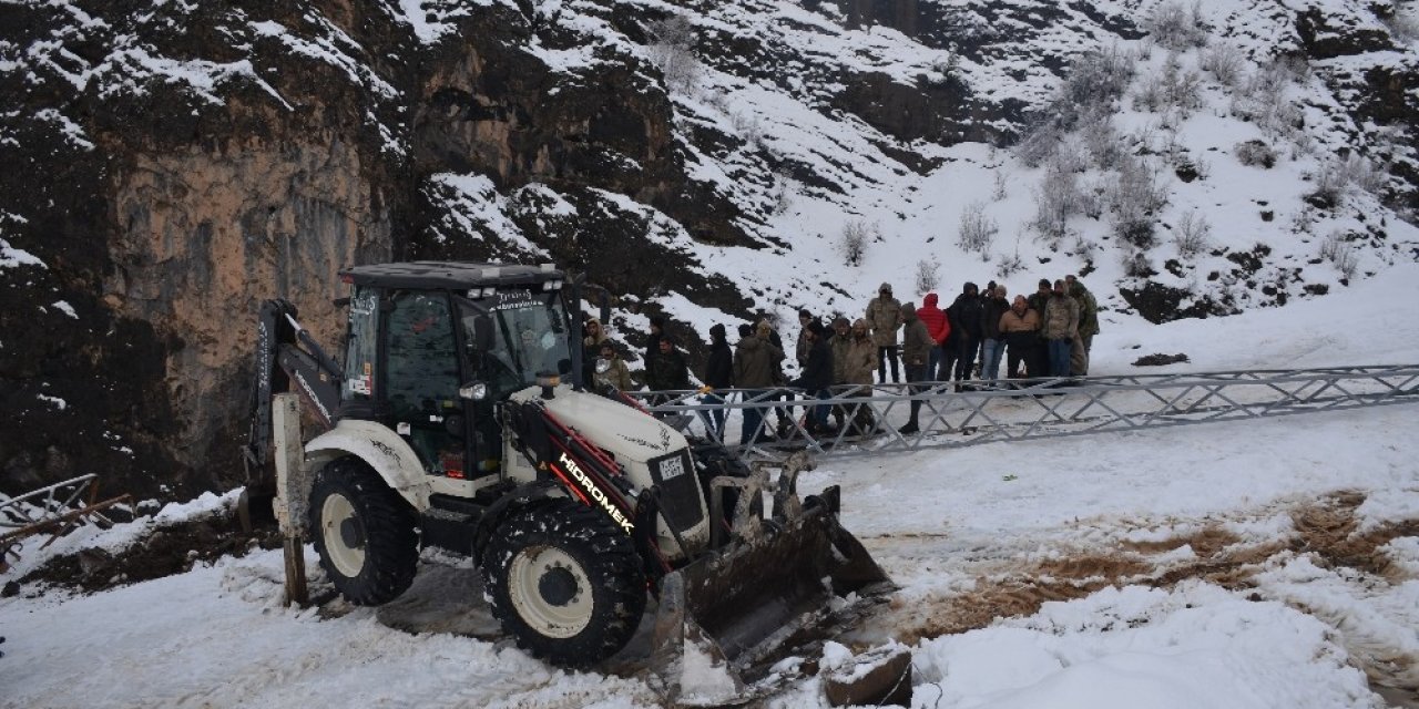 Kar Nedeni İle Kopan Elektrik Hatlarının Onarılmasına Köylüler De Yardım Etti
