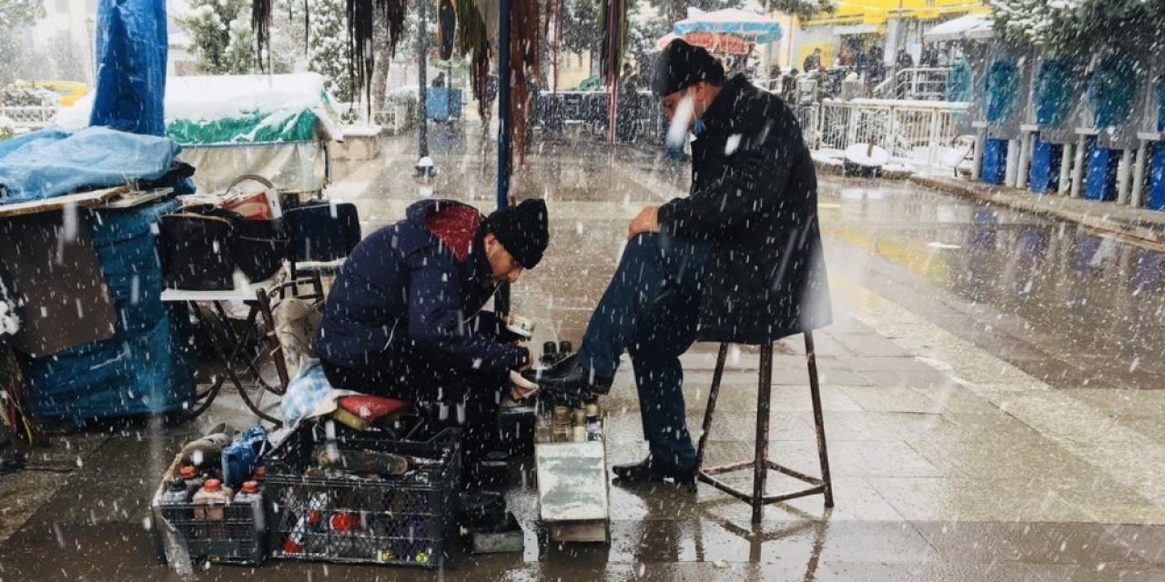 Kar Yağışı Altında Ekmek Mücadelesi