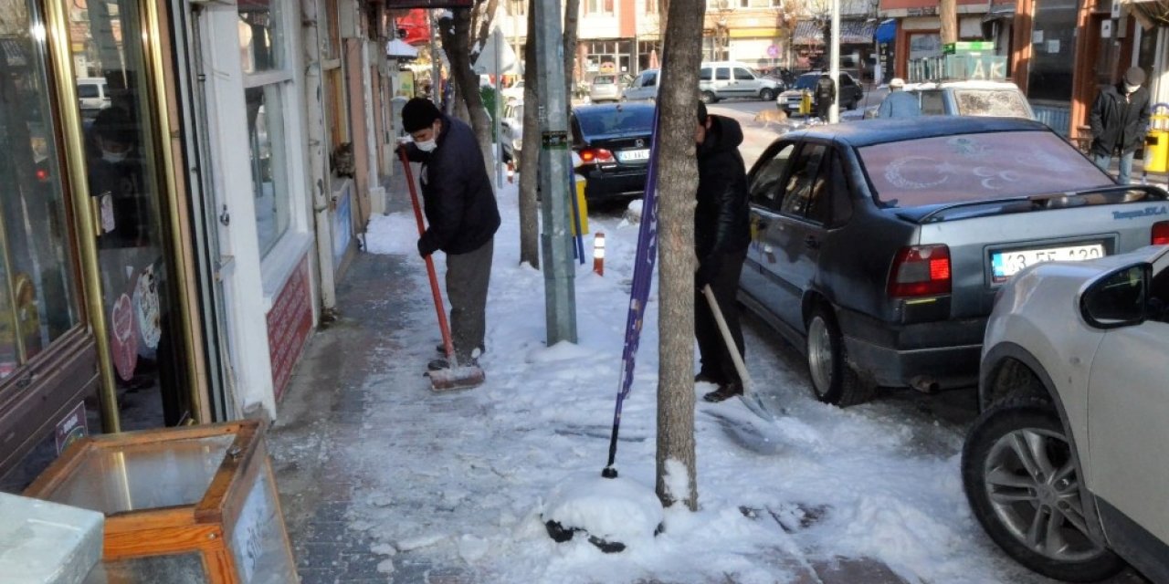 Emet Belediyesi Kaldırım Ve Caddelerin Buz Ve Karını Temizliyor