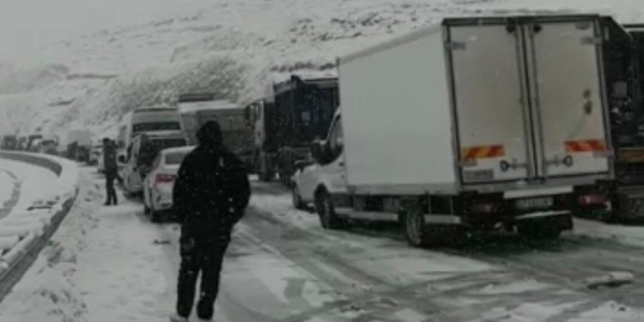 Kar Yağışı Hayatı Felç Etti, Mardin-diyarbakır Karayolunda Ulaşım Durdu