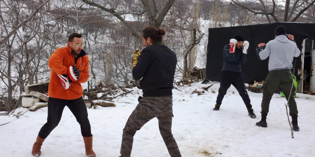 Kick Boks Tutkusu Kar Altında Antrenman Yaptırdı