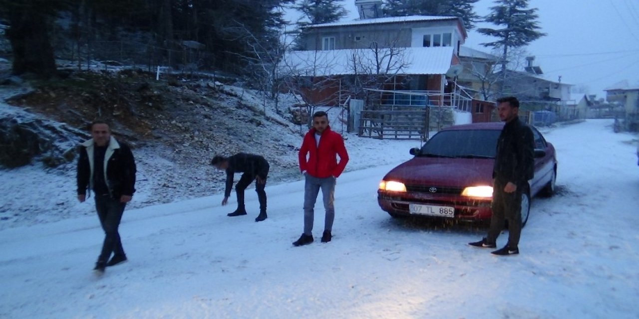Kumluca’ya Yağan Kar Gençleri Heyecanlandırdı