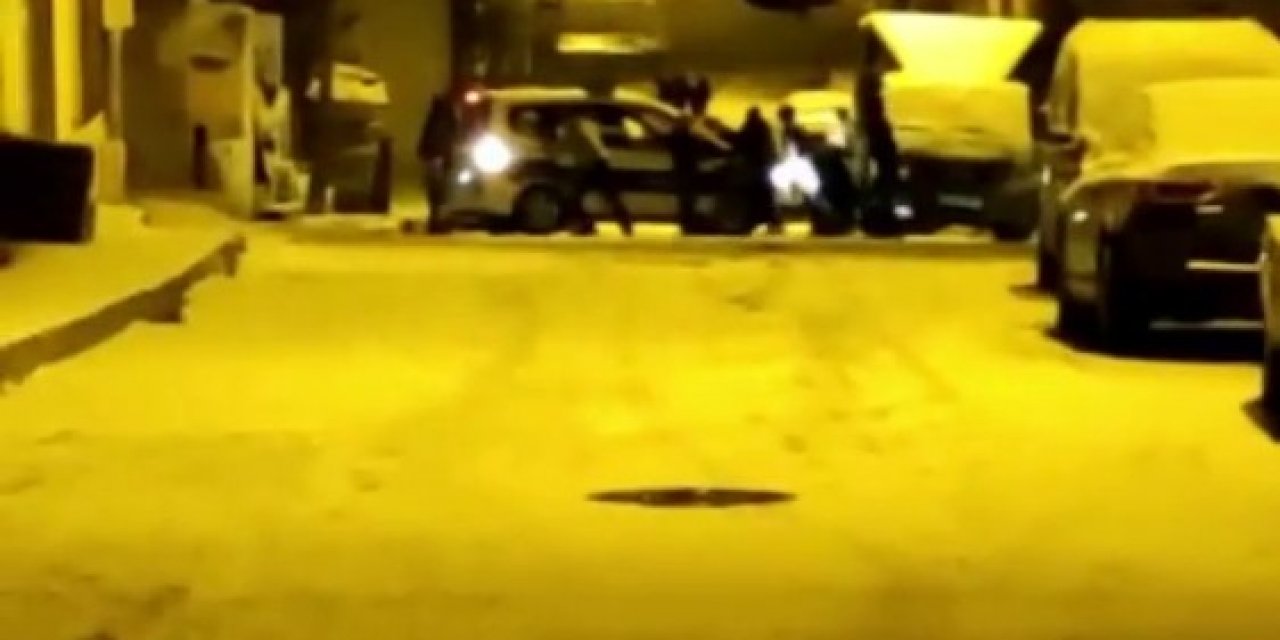 Arnavutköy’de Kartopu Oynayanlar Vatandaş Mahallede Kalan Polis Aracını Böyle Kurtardı