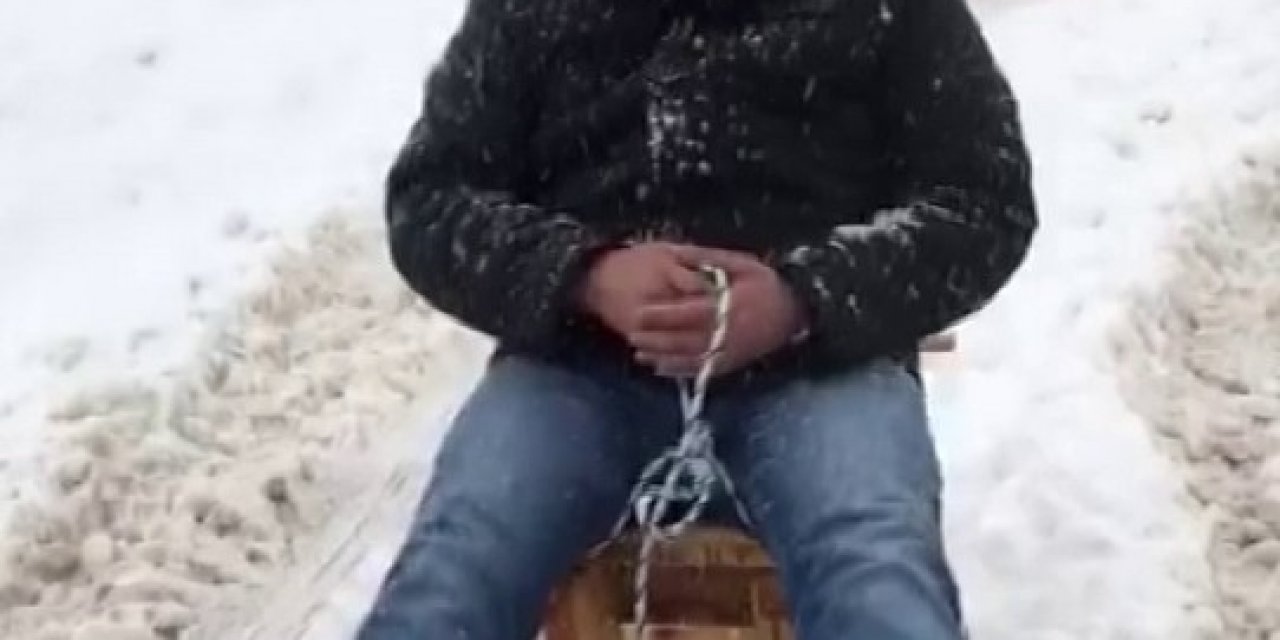 Kızağı Arabanın Arkasına Bağladı, Çocuklar Gibi Eğlendi