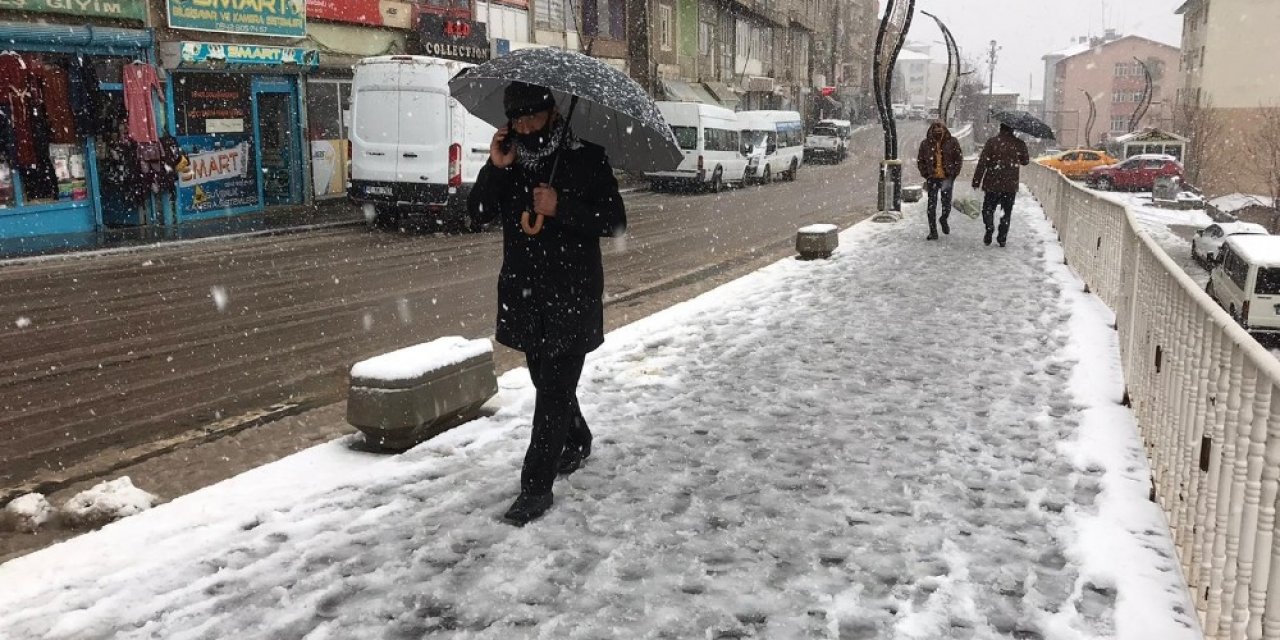Şemdinli’de Kar Yağışı
