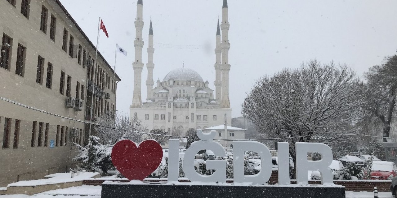 Iğdır Kara Teslim Oldu, Kar Ve Tipi Köy Yollarını Ulaşıma Kapattı