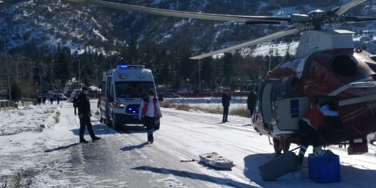 Hava Ambulansı Karla Kaplanan Yola İnip Hasta Nakli Gerçekleştirdi
