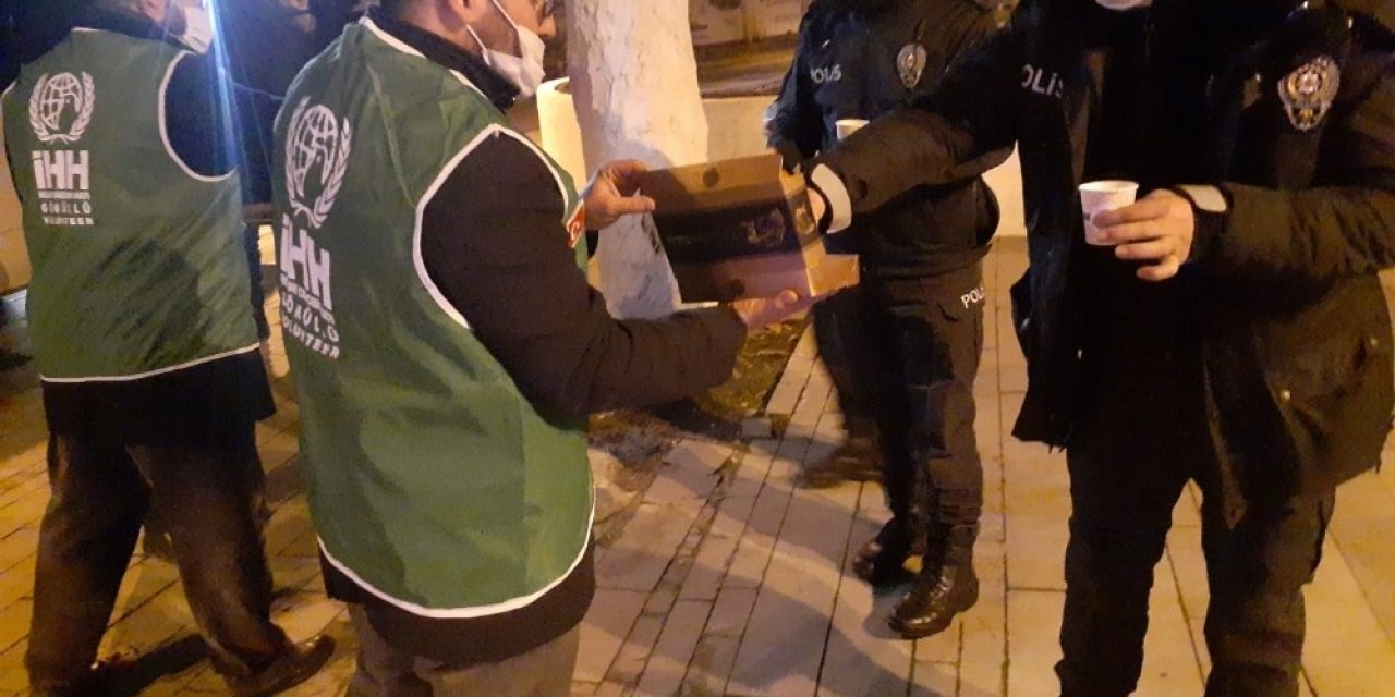 Polislere Salep Ve Tatlı İkramı