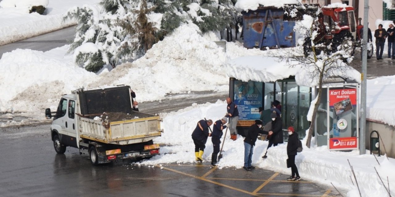 Düzce Belediyesi Ekiplerinin Kar Temizliği Sürüyor