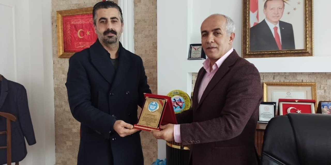 İş Adamı Akkuş’tan Öğrencilere Tablet Desteği