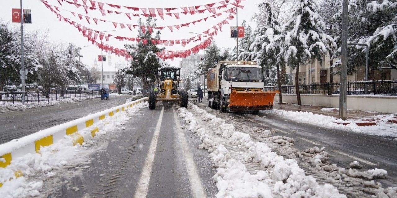 Diyarbakır Büyükşehir Belediyesi, Karla Mücadele Çalışmalarına Hızlı Başladı