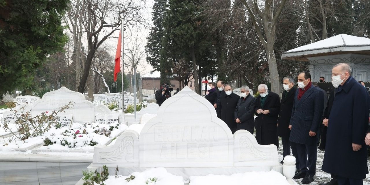 Cumhurbaşkanı Recep Tayyip Erdoğan, Prof. Dr. Necmettin Erbakan’ın Kabrini Ziyaret Etti