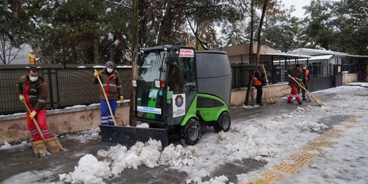 Diyarbakır’da Kaldırımlarda Kar Temizleme Çalışması Başlatıldı