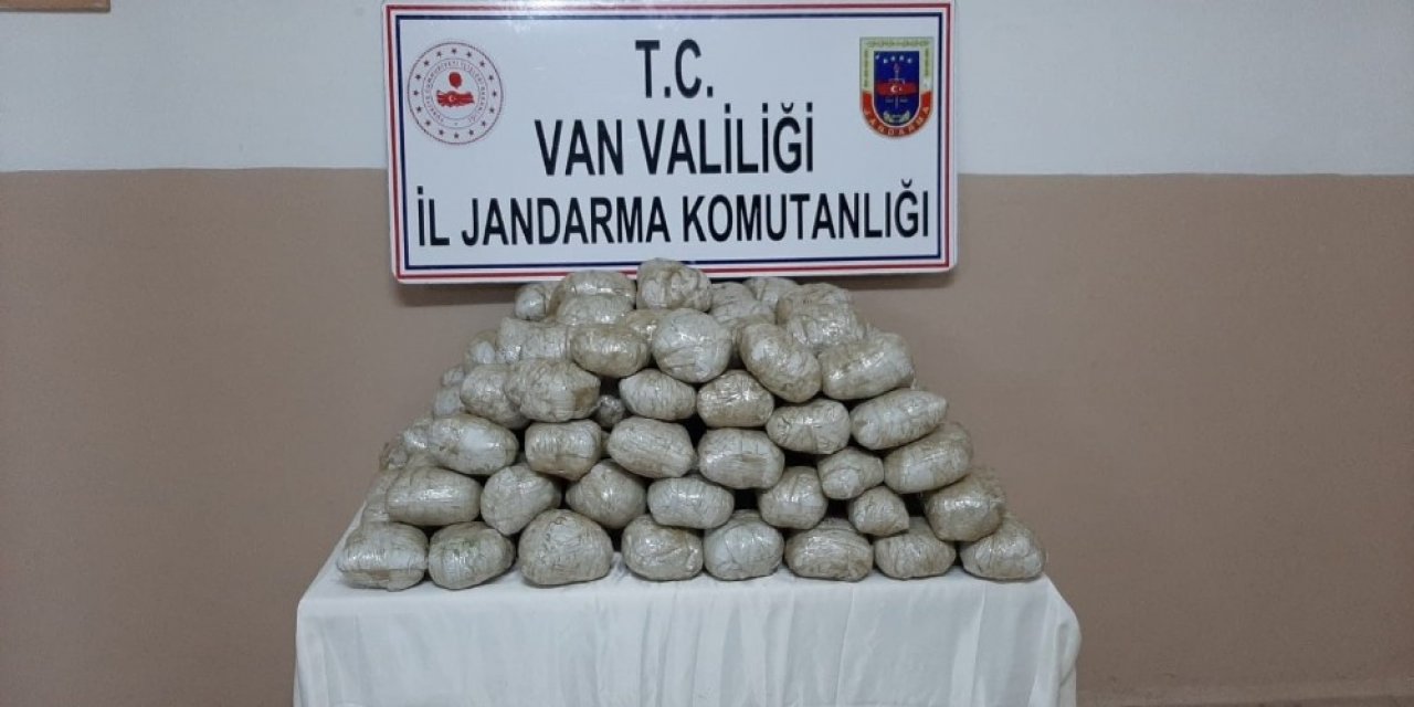 Jandarma, Katır Sırtındaki Çuvallarda 122 Kilo Esrar Ele Geçirildi