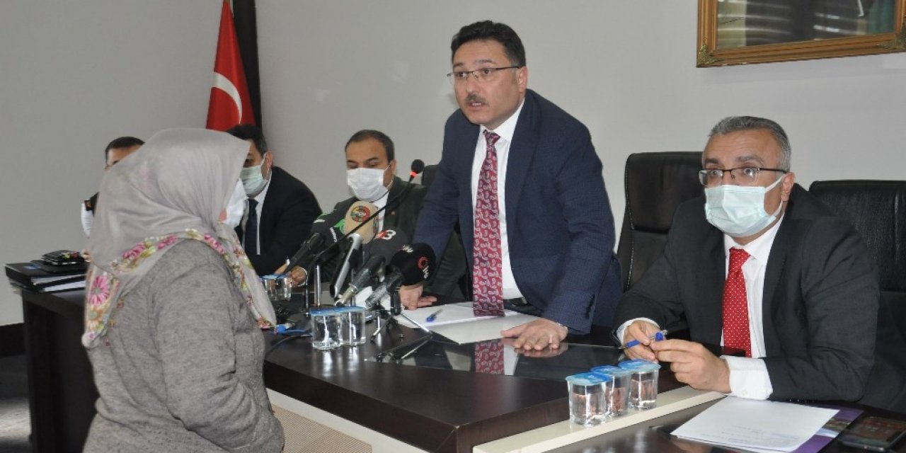 Halk Toplantısında Katılan Vatandaşlar Validen Tablet İstedi
