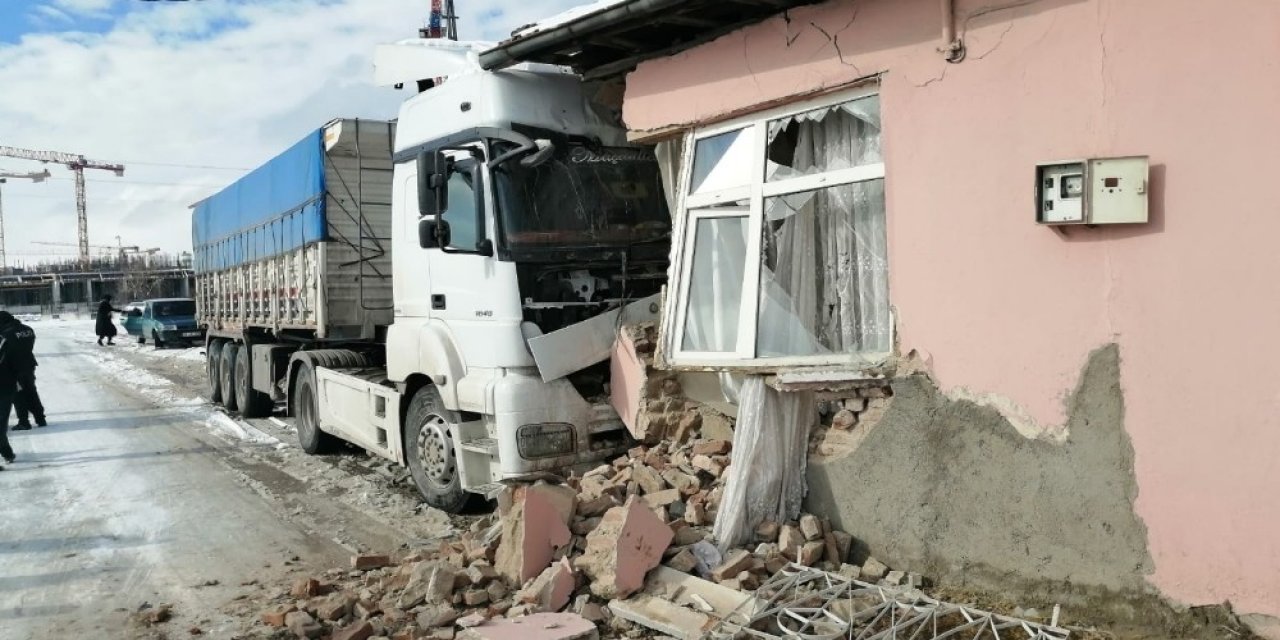 Kontrolden Çıkan Tır Eve Çarptı: 1 Yaralı