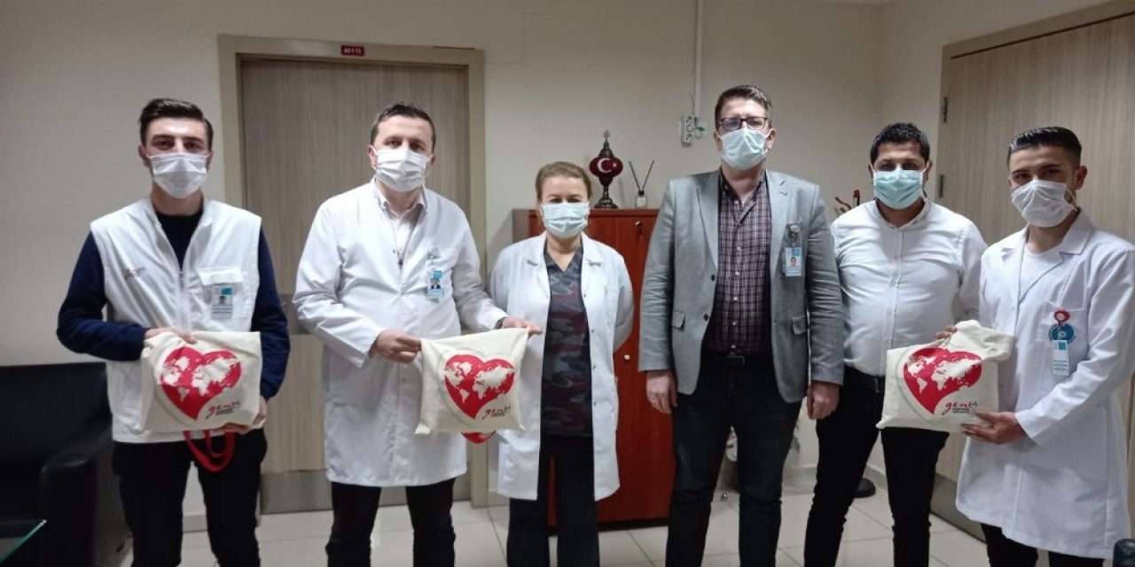 Sağlık Çalışanlarına Motivasyon Kiti Hediye Ettiler