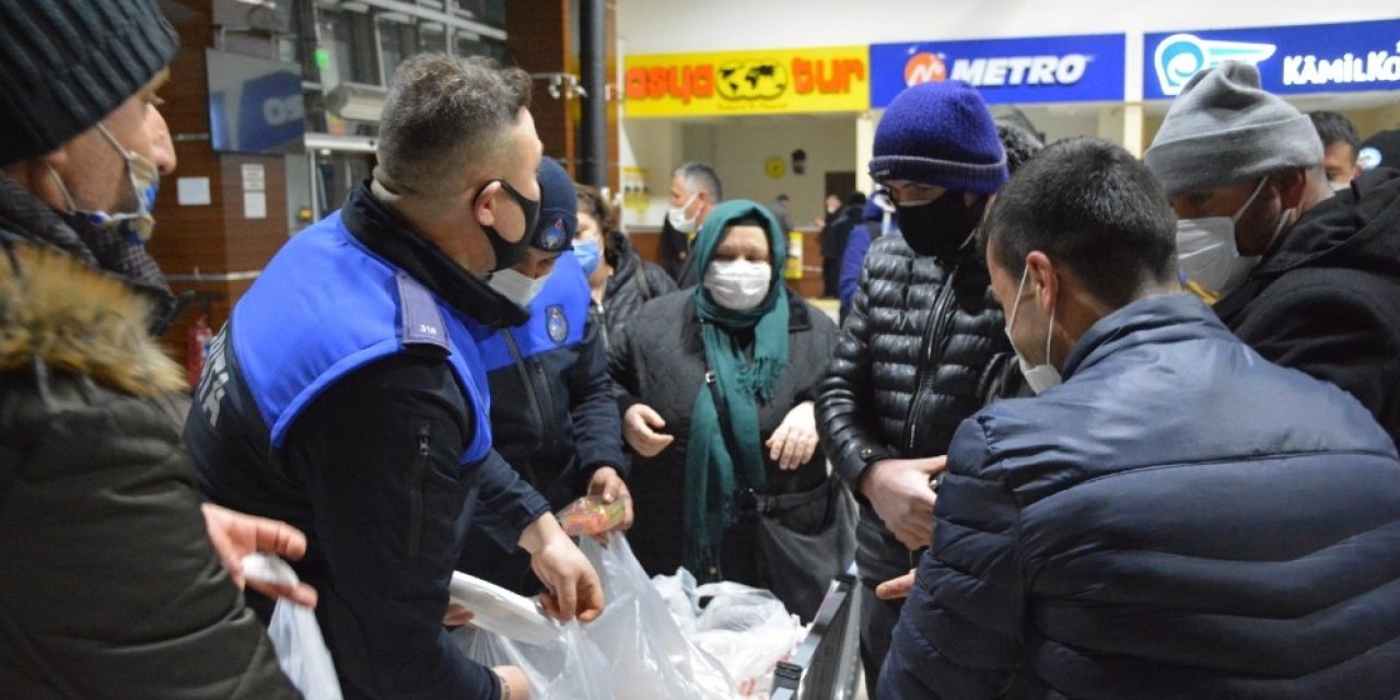 Kdz. Ereğli Belediyesi, Terminalde Bekleyen 300 Yolcuya Yemek Dağıttı