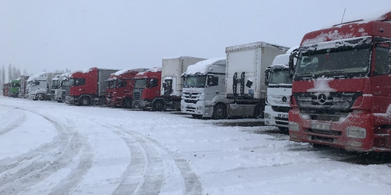 Iğdır-doğubayazıt Yolu Ağır Tonajlı Araç Trafiğine Kapatıldı