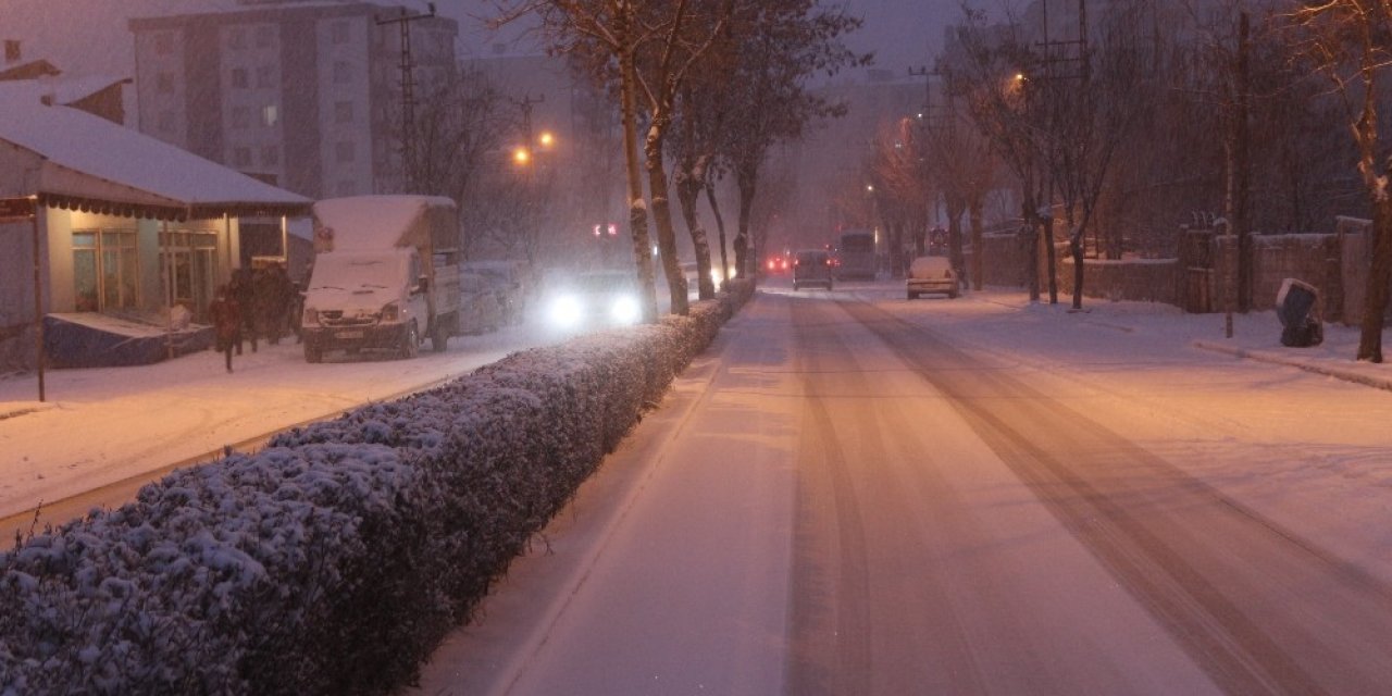 Yoğun Kar Yağışı Ulaşımı Olumsuz Etkiledi