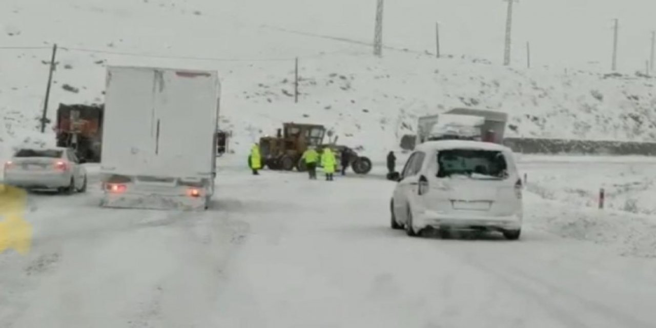 Tır Karlı Yolda Kaydı, Iğdır-ağrı Yolu Bir Süre Kapandı