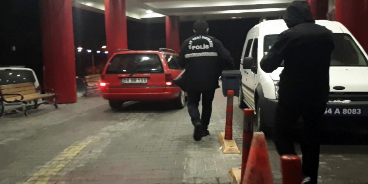 Sakarya’da İlginç Kaza: Savrulan Traktördeki Av Tüfeği Patladı, Sürücü Yaralandı