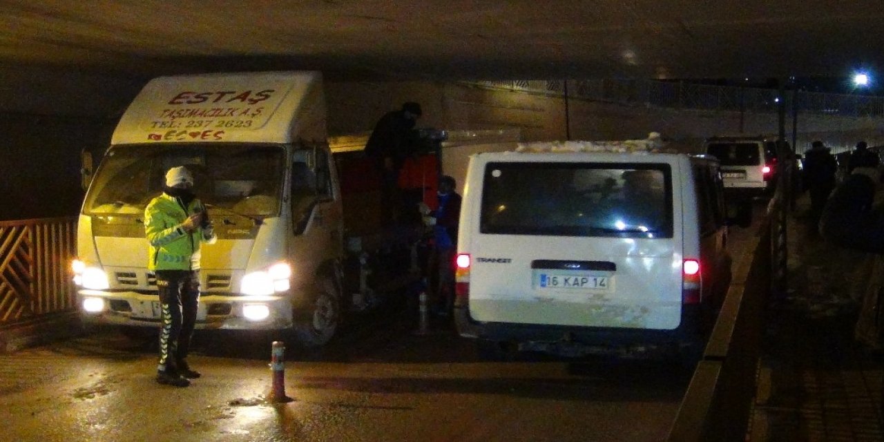 Alt Geçit Kamyonete Geçit Vermedi
