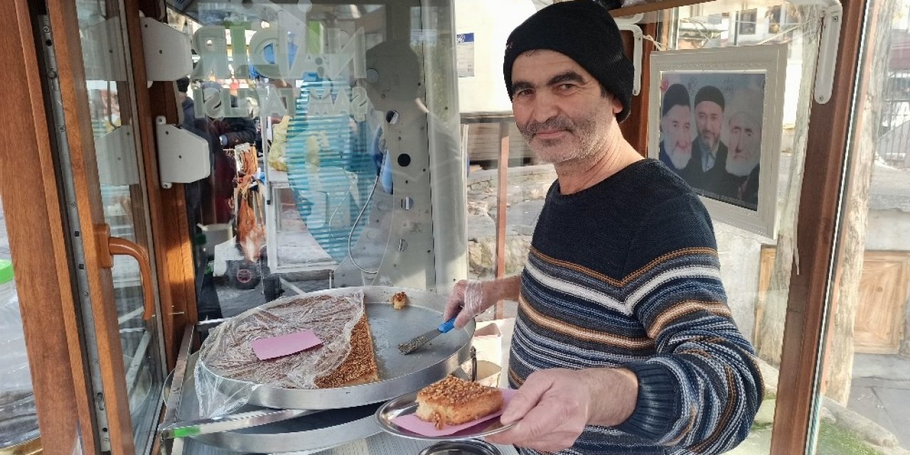 Şam Tatlısı Yaparak Baba Mesleğini Sürdürüyor