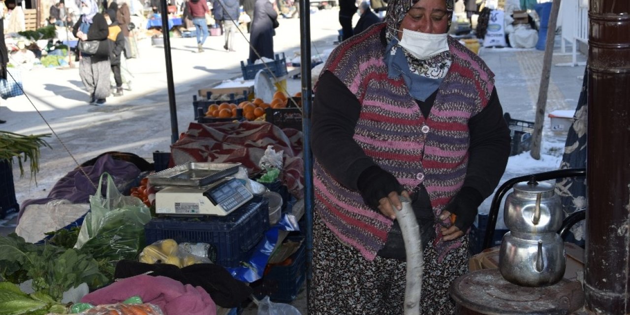 Pazarcı Esnafı Soğuktan Korunabilmek İçin Pazara Soba Kurdu