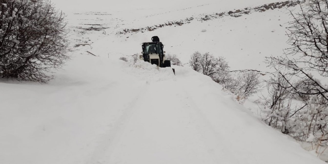 Tunceli’de Kapalı Bulunan 42 Köy Yolunu Açma Çalışması Sürüyor