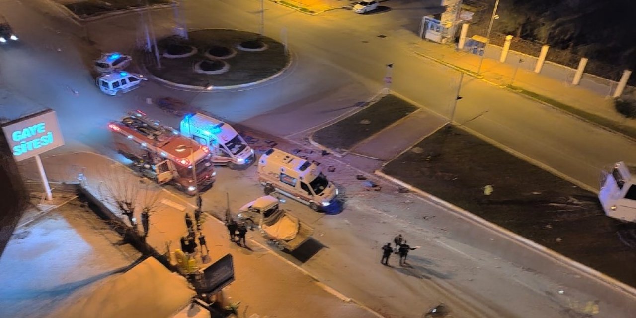 Antalya’da Domates Yüklü Kamyonet Otobüsle Çarpıştı: 1 Ölü,2 Yaralı