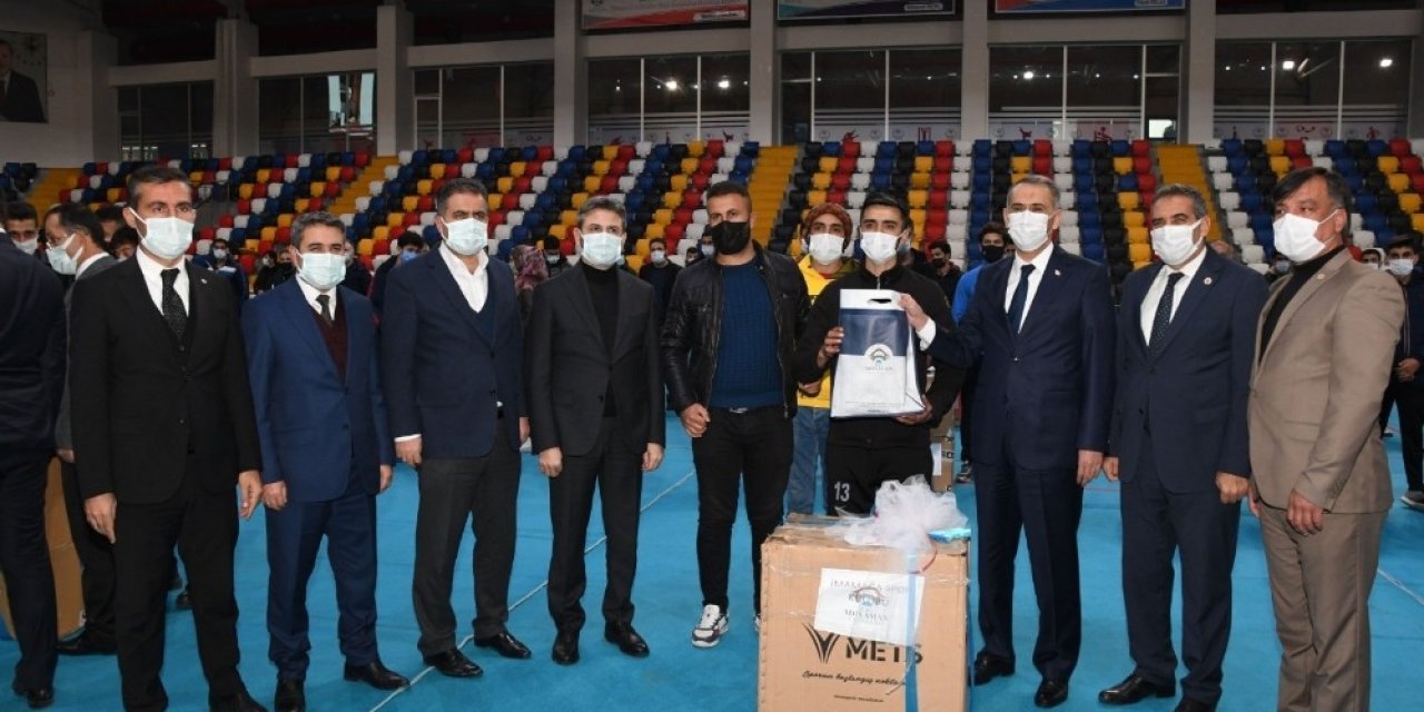 Valilikten Amatör Spor Kulüplerine Malzeme Desteği