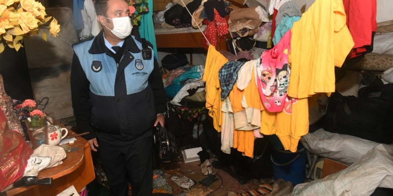 Mersin’de Bir Evden 5 Kamyon Çöp Çıkarıldı
