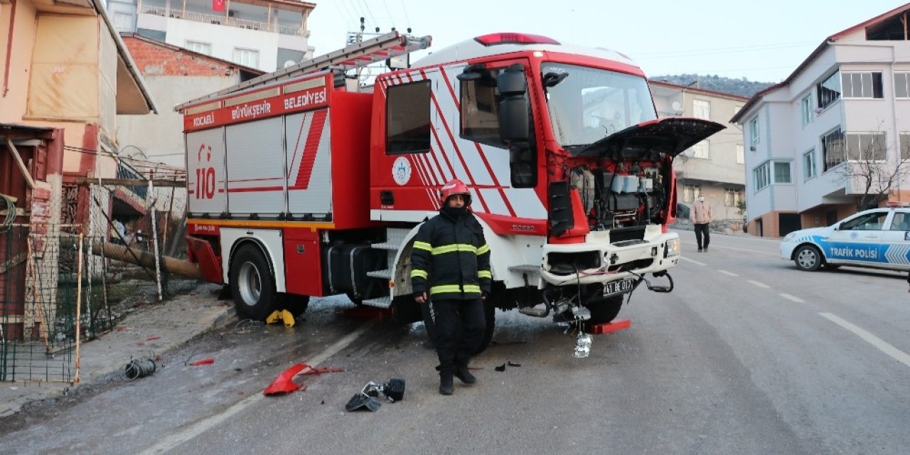 Kazaya Yardıma Giden İtfaiye Aracı Buzlu Yolda Kontrolden Çıktı