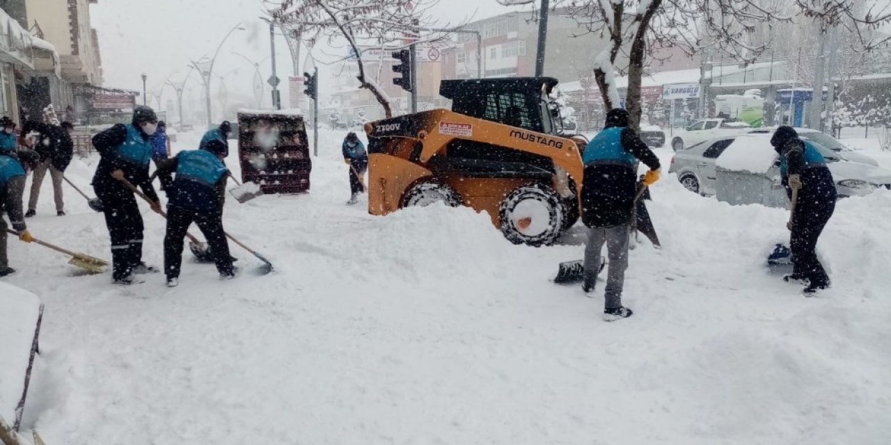 Çaldıran’da Kapanan Yollar Tek Tek Açılıyor