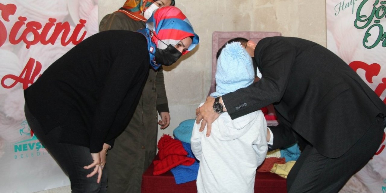 Kadınlar Ördü, 700 İhtiyaç Sahibi Öğrenci Atkı Ve Bereye Kavuştu