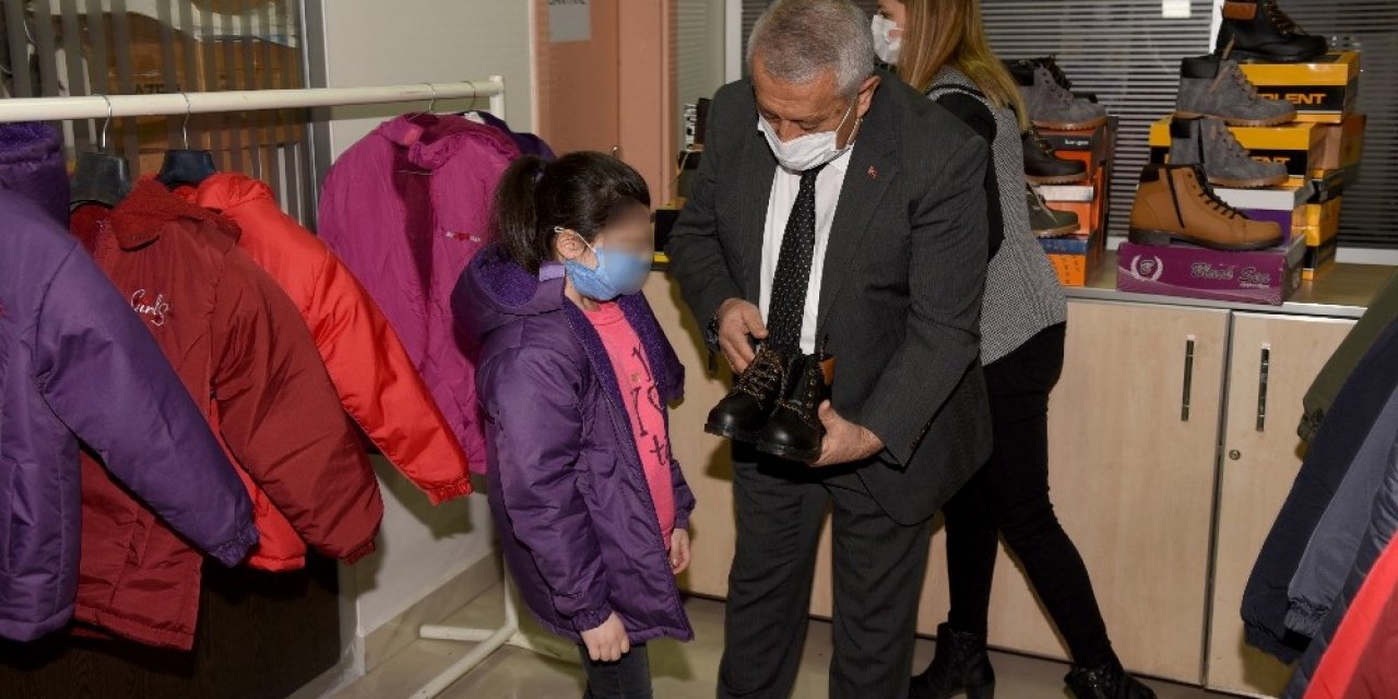Yetim Ve Öksüz Çocuklar Üşümesin Diye Mont Ve Bot Yardımı Yapıldı