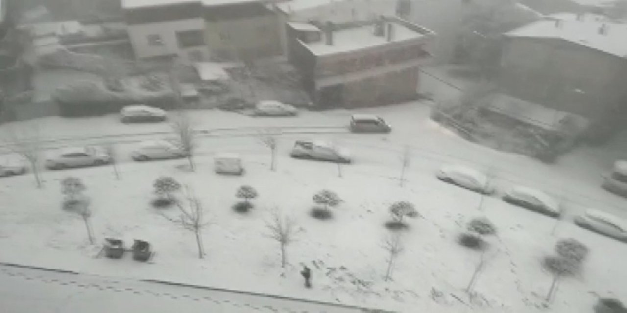 Buzlu Yolda Duramayan Araç Evin Bahçesine Böyle Uçtu