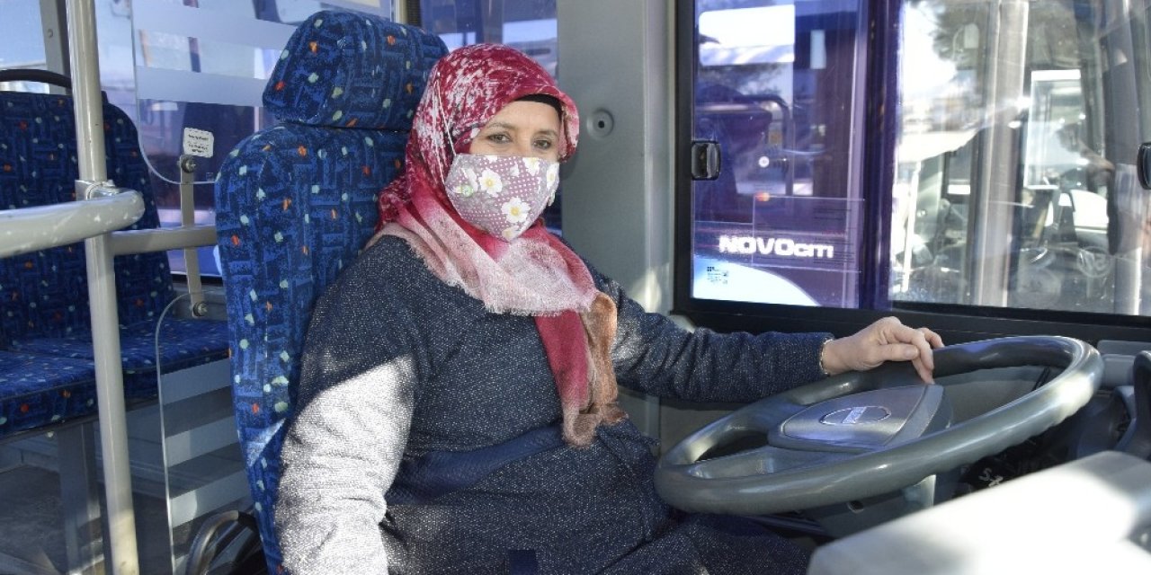 Burdur’da İlk Kadın Halk Otobüsü Şoförü Aysel Gürdal Direksiyon Başında