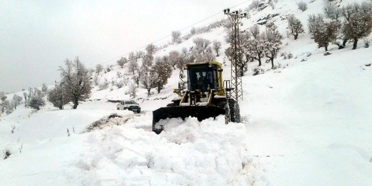 Siirt’te Kar Yağışı Nedeniyle 64 Köy Yolu Ulaşıma Kapandı