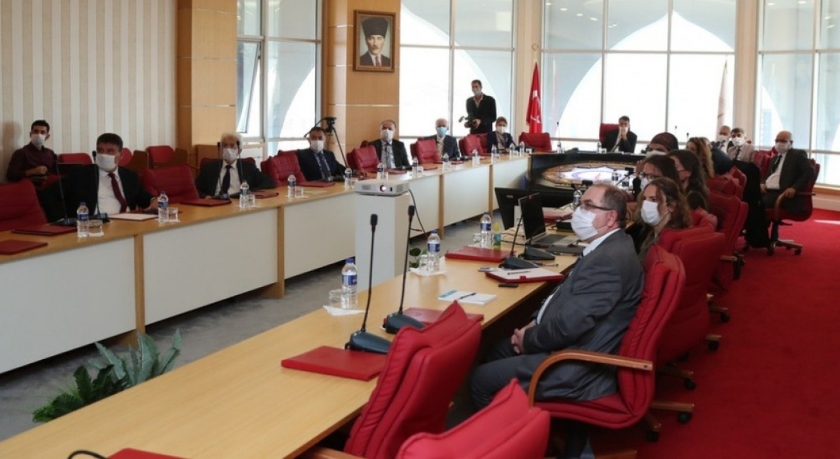 Vali Ali Çelik, “Kent Meydanı Projesi” bilgilendirme toplantısında konuştu