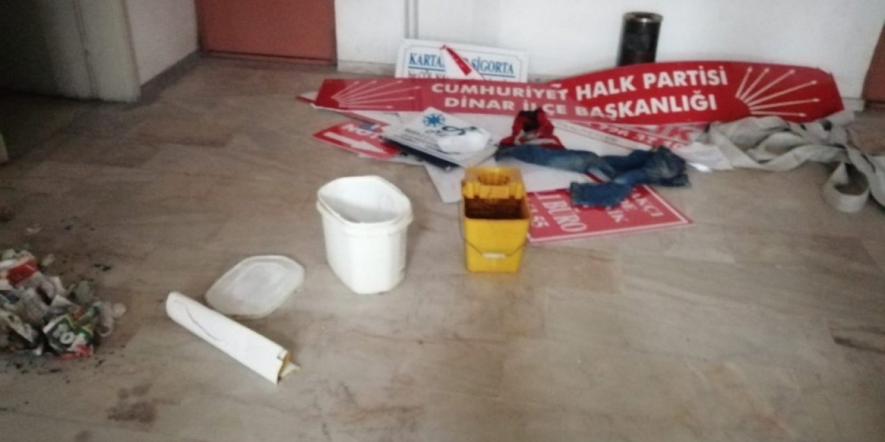 Akli Dengesi Yerinde Olmayan Şahıs Reklam Tabelalarını Söktü