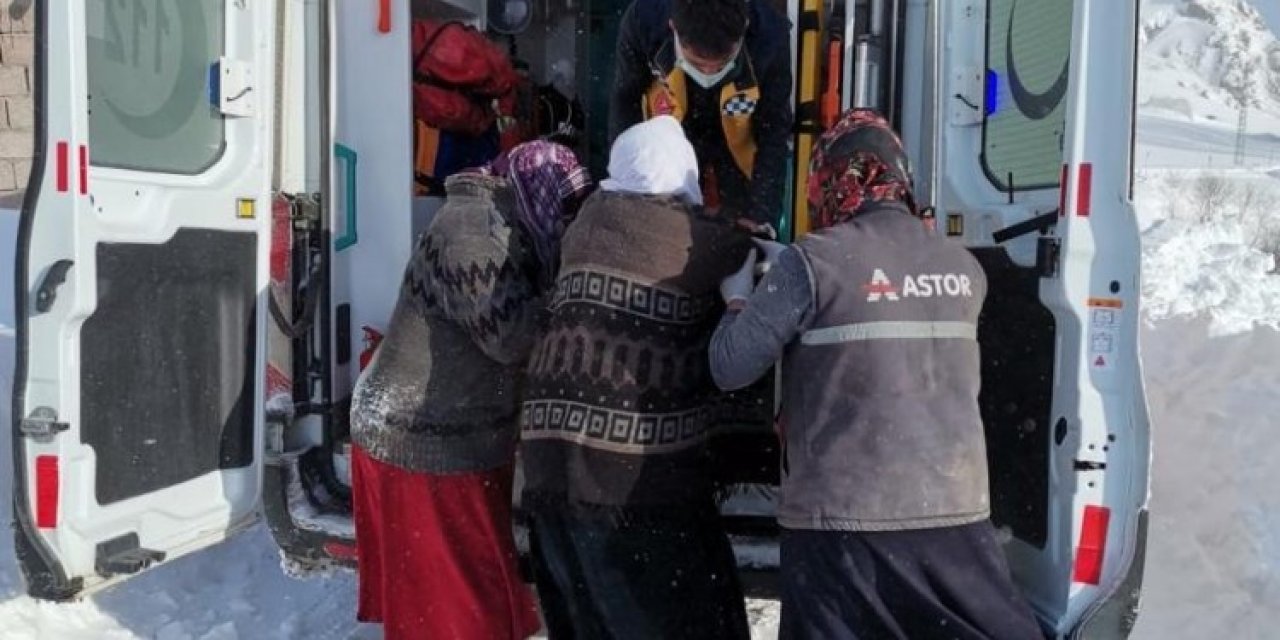 Köyde Mahsur Kalan 75 Yaşındaki Hasta, Kızakla Ambulansa Taşındı