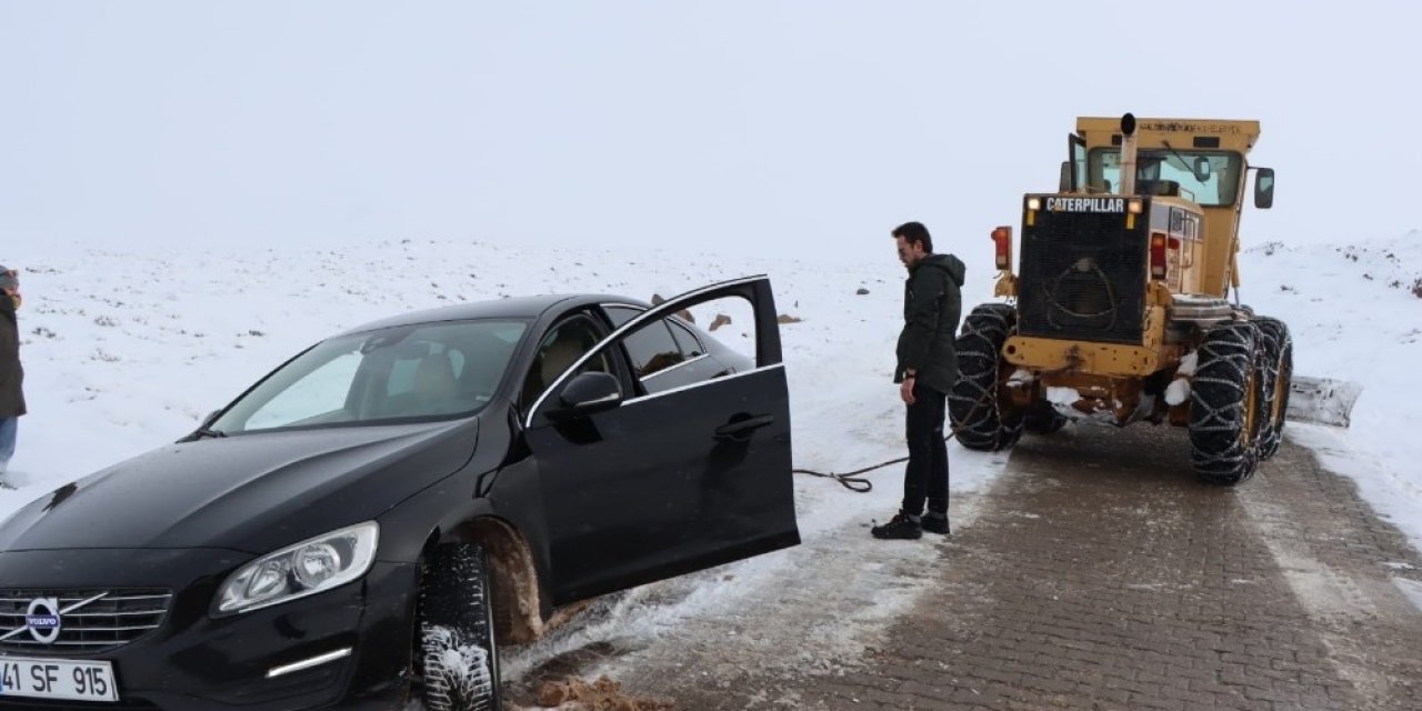 Karda Mahsur Kalanları Ekipler Kurtardı