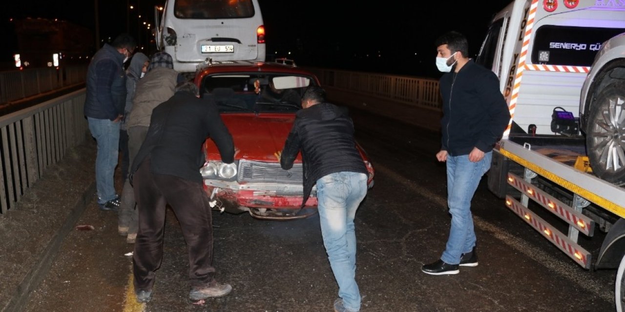 Buzlanan Köprüde 7 Araç Birbirine Girdi
