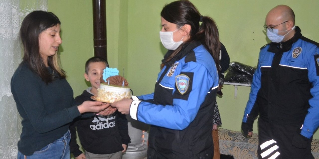 Hakkari Polisinden Melek’e Doğum Günü Sürprizi