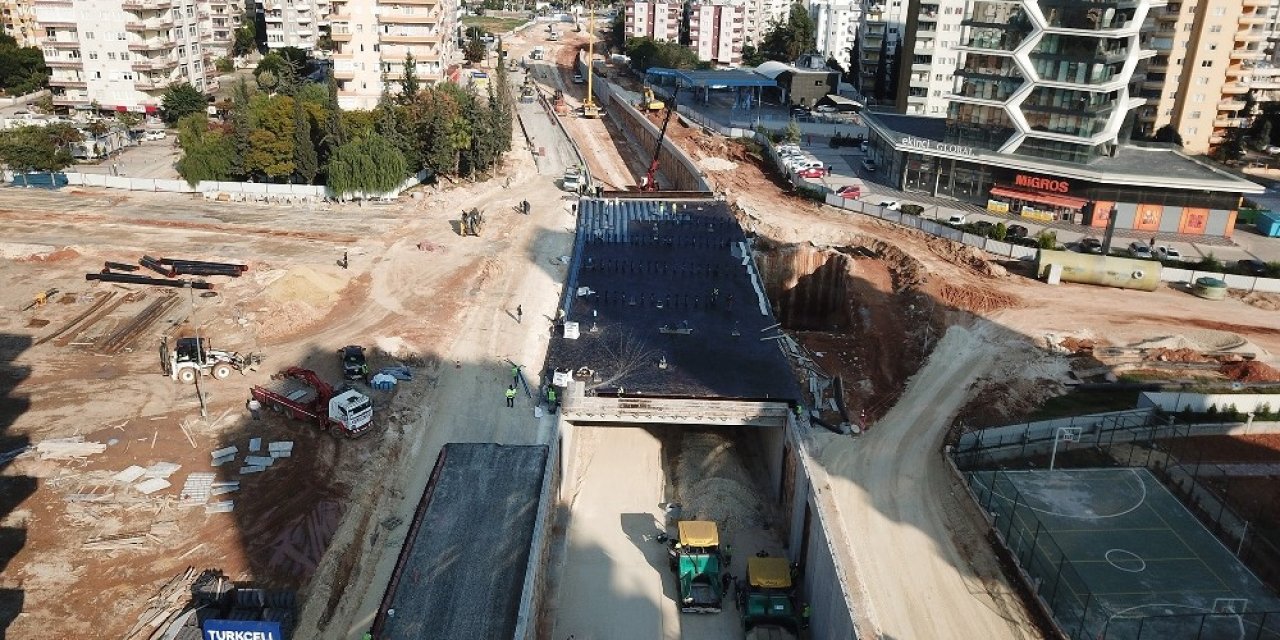 Katlı Kavşak Projesinde Sıcak Asfalt Dökümüne Başlandı