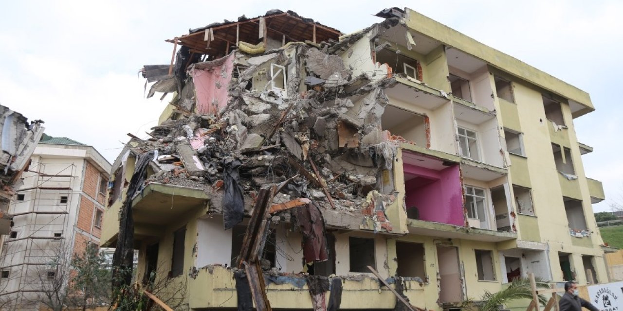Büyükçekmece’de Risk Taşıyan 3 Bina Daha Yıkıldı