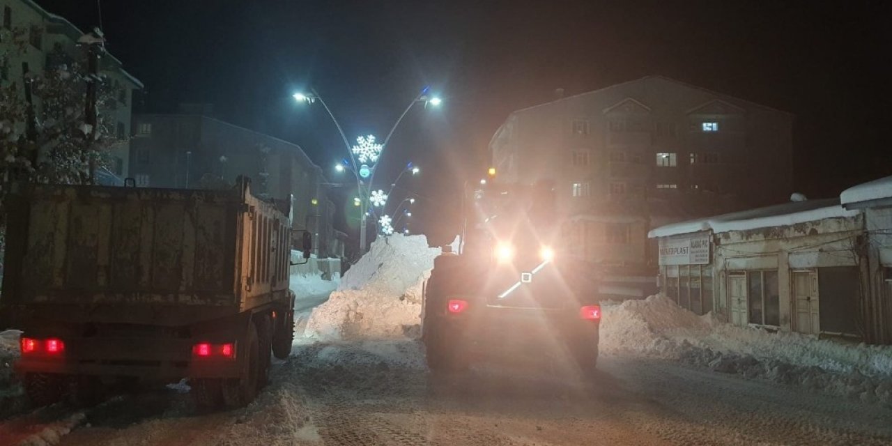 Ağrı’da Kar Temizleme Çalışmaları Gece Boyu Devam Etti