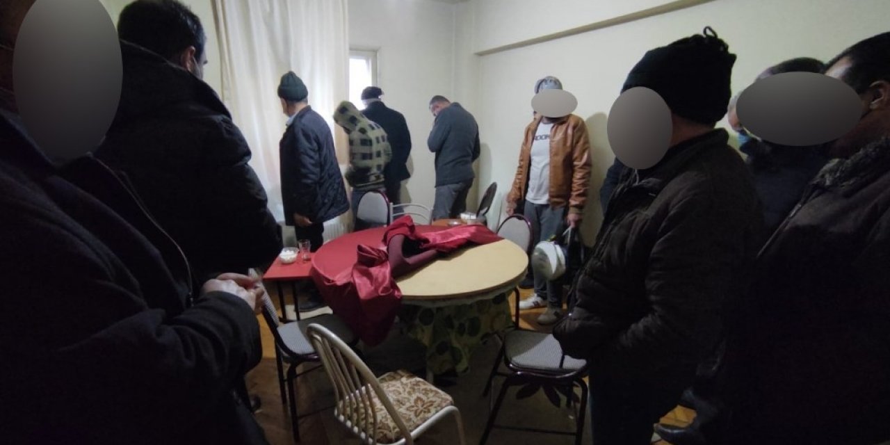 Ev Kiralayıp, Kumar Oynadılar